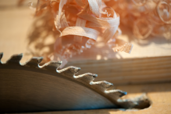 Saw wood